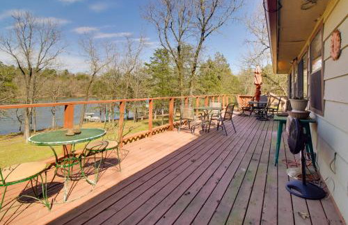 Dock and Water-View Deck Home on Lake Dardanelle - Foto 28
