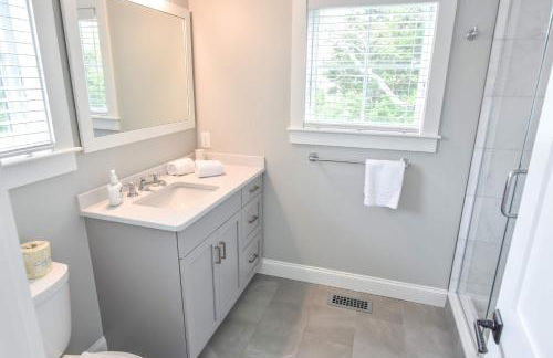 Gorgeous Architectural Home w Water Views - Foto 17