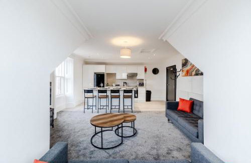 The Central 3BR Second-Floor Apartment - Photo 4