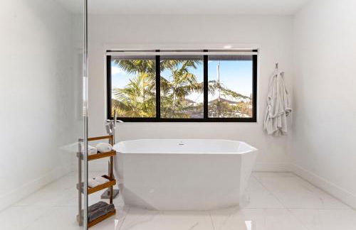 April Sale! 4BR - Private Yard, Grill, Soaking Tub, Near Coral Gables & MIA Airport - Foto 10