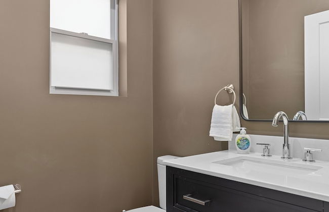 Bright Urban Comfort | JZ Vacation Rentals - Photo 37