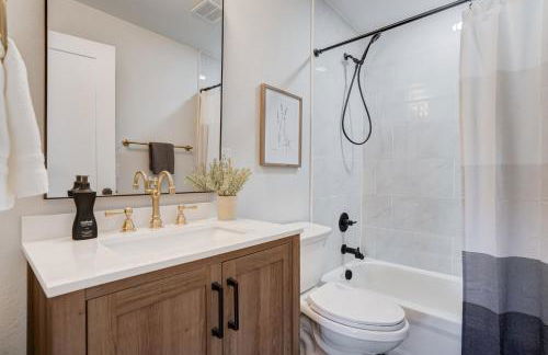 Secluded Westside Cottage - King Bed, Hot Tub, Views, Near Parks and Trails! - Foto 34