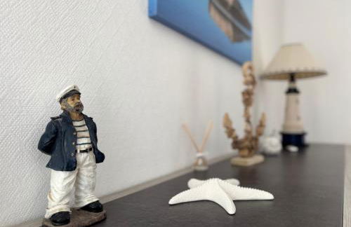 Saint Ho Mer Maison lumineuse vue mer 8 pers 4 chambres 2 sdb 2 WC étage rénové en 2025 belle terrasse grand jardin clos parking 8 mn à pied petite plage grand jardin près de Port en Bessin, Bayeux et plage Omaha beach - Foto 37