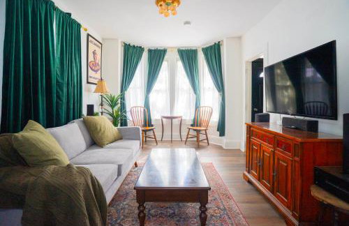 Walk Everywhere | 2-Bedroom House w/ Backyard - Foto 11