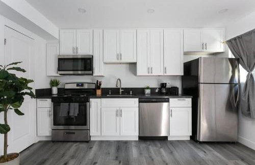 Enjoy Stylish 3BR Apt Sleeps 6 with Free Parking - Foto 1