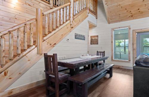 Smoky Bear Splash Top Rated Private Pool Cabin with Hot Tub, Mtn Views, Arcade Games, Excellent Location - Foto 17