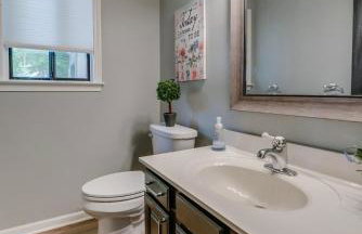 Lakefront Retreat with Views and Decks and Fire Pit - Foto 20