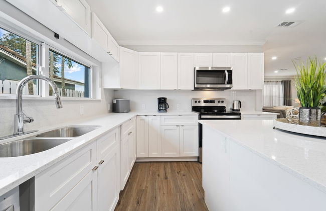 Peaceful 5BR -waterway Views & Private Heated Pool - Foto 2