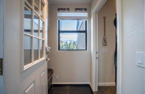 Mammoth Basecamp Condo with Views near Village with AC and Fireplace - Foto 6