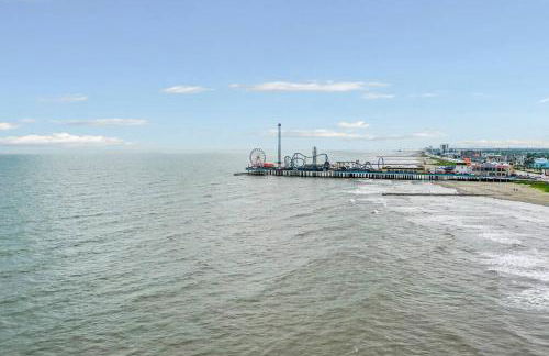 Coastal Blue Beach House with 3 Bedrooms and Just off the Seawall - Foto 12