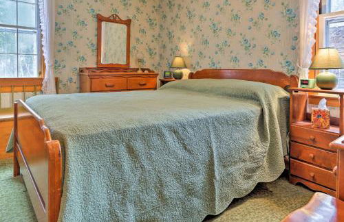 East Otis Reservoir Cabin with Porch - Walk to Lake! - Foto 13