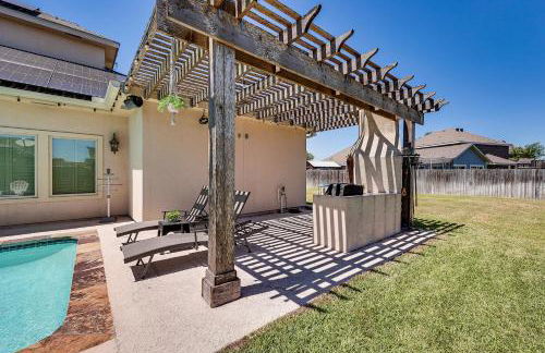 1 Mi to Vackar Stadium Roomy Retreat with Pool - Foto 30