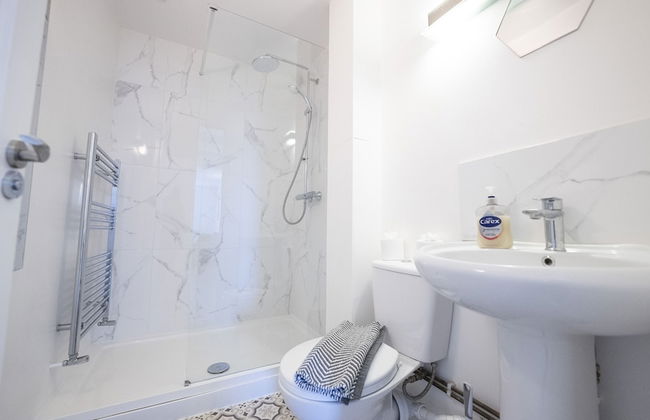 Modern Townhouse Apartment in Stratford Upon Avon With Wifi & Netflix - Photo 9