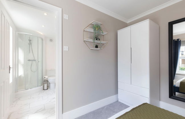 Elliot Oliver - Comfortable Five Bedroom Town Centre House With Garden & Garage - Foto 5