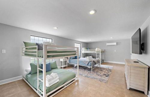 Waterfront oasis with private pool, game room, fire pit and volleyball court - Foto 61