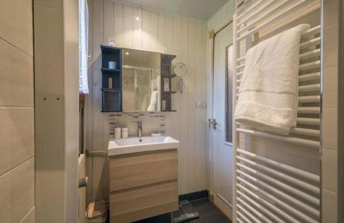 MontBlanc Alpine Ski & Sauna Retreat - Happy Rentals - Photo 27