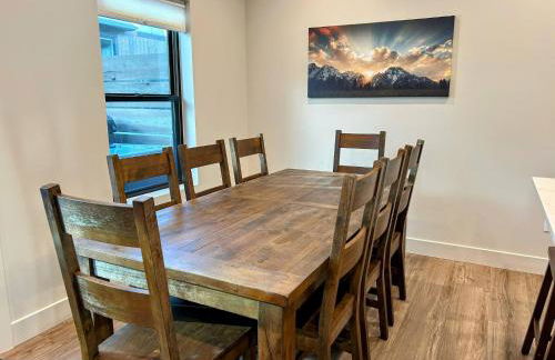 Peaks & Pines Modern Gem, 2 Kings, Bunks, Hot Tub, Walkable, Kid's Cove - Foto 18