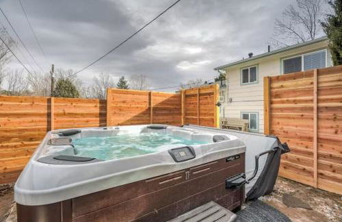 Secluded Westside Cottage - King Bed, Hot Tub, Views, Near Parks and Trails! - Foto 36