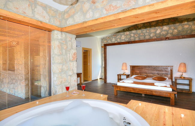 2 Bedroom Private Villa With Infinity Pool and Sea View - Photo 15