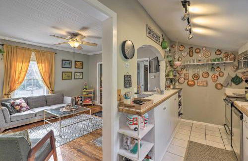 Stylish Woodfin Home with Backyard and Fire Pit - Foto 6