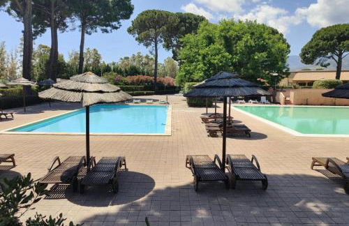 Apartment - Sleeps 4 - Pool - Parking - Foto 9