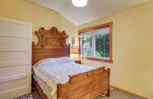 Walk to Irondale Beach Park! Family Haven with Yard - Foto 16