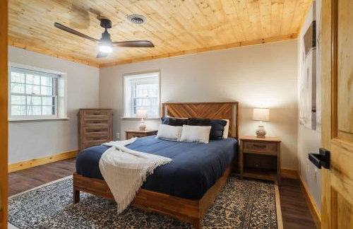 Modern Cabin with Luxury Gym, Firepit + Game Room! - Foto 55