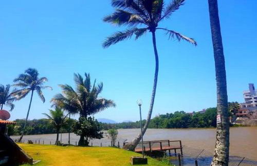 Vista para a lagoa - Enseada Azul, perto da Bacutia e Peracanga - Duas suítes Ar Condicionado - Varanda Gourmet - Lazer Completo, piscinas, quadras, sauna, pescaria, náutica, bar, restaurante, parques - Estacionamento e Portaria 24h - Foto 71