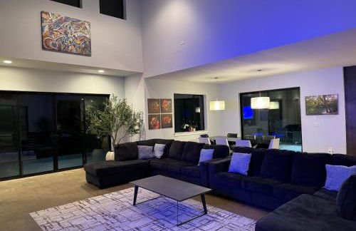 Upscale Modern Hill Country Home! Has it ALL! - Foto 17