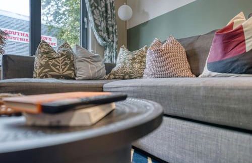 Ocean Village 1-Bedroom Luxurious, Stylish & Cosy Apartment, Central Location in Southampton, Sleeps 4 - by Blue Puffin Stays - Photo 13