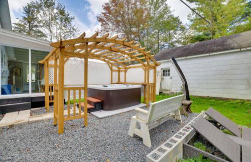 Explore the Poconos! Cozy Creekside Cabin with Patio - Foto 1