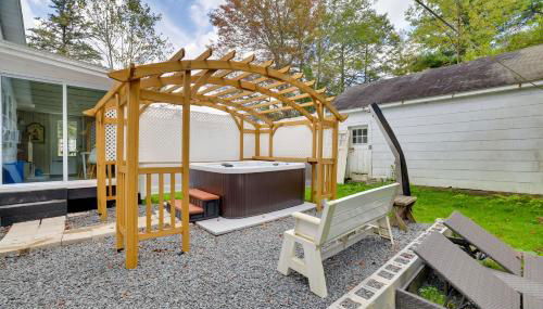 Explore the Poconos! Cozy Creekside Cabin with Patio - Foto 1