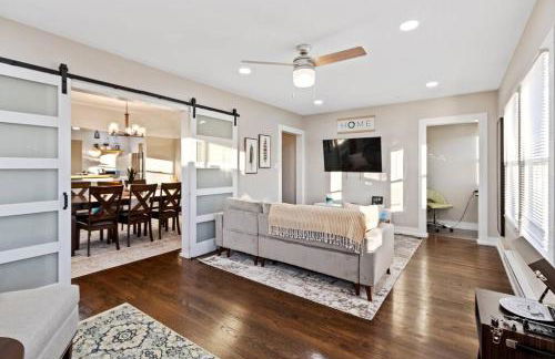 Chic & Spacious Fully Equipped 2BD Apt W/Parking - Foto 1