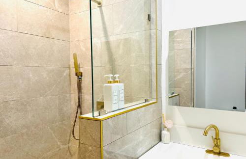 Newly Gated Stylish Steps to Hollywood 2B2B - Foto 32