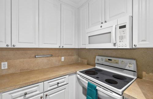 Sunny 2-Bedroom Miami Retreat with a Bright, Spacious Living Area & Relaxing Outdoor Seating - Foto 15