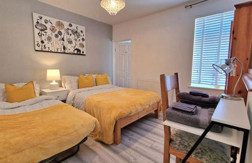 Stunning, clean, free parking home, ideal long stays - Foto 3