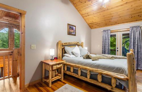 Amazing Creek View Cabin w/ Hot Tub, Firepit & Pool Table - Foto 45