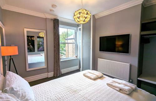 Lux 2 Bed Apartment, 2 Parking spaces, 1 minute to Metrolink - Photo 12