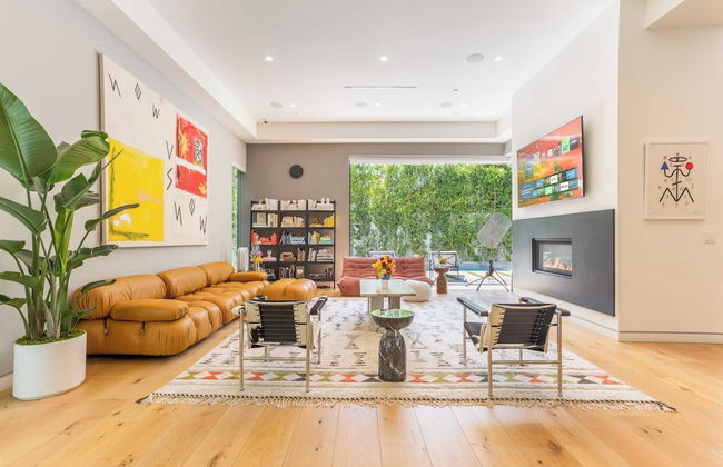 Luxe Weho Villa, Walk to Melrose Ave, Pool + Hot Tub North Vista by Avantstay - Photo 2