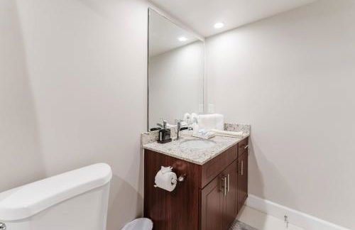 Boca Beachside 2BR 2BA with Pool and Balcony Steps to Sand - Foto 16