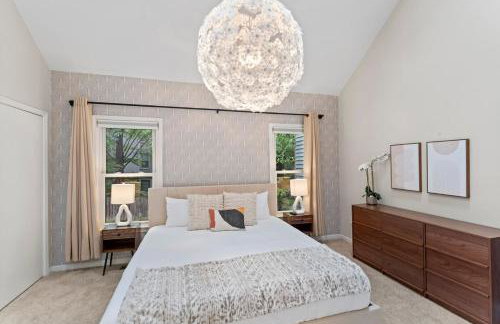 Lakeside Stay Metro, INOVA, Dining & Shops Nearby! - Foto 1