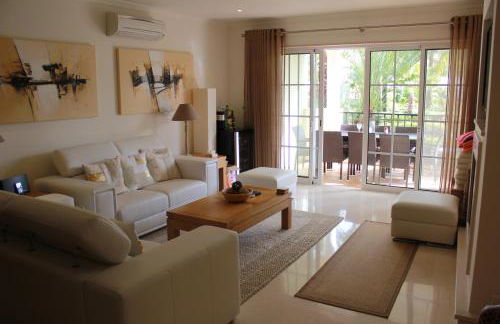 Luxury 3 Bedroom Apartment on Gated Complex - Foto 1
