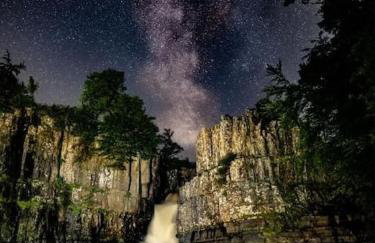 FLORA Luxury Retreat, Private Garden, Views & Hot Tub - Photo 41