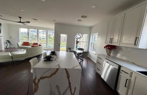 Luxury Lakefront 4BR - Corporate & Extended Stay Friendly - Foto 8