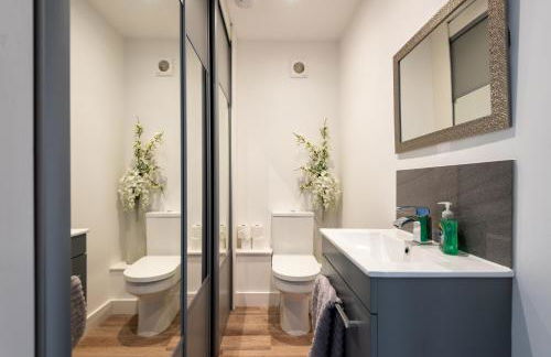 Luxurious 3 bedroom house now with FULL FIBRE INTERNET Shangri la in village of Alfrick with driveway parking for 3 cars in an area of outstanding natural beauty, superb walking,close to Worcester, Malvern showground, theatre, Malvern hills, dogs welcome - Photo 53