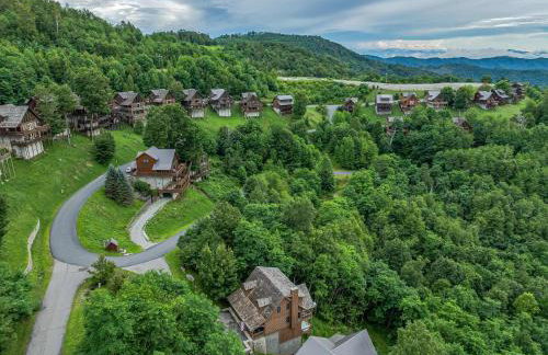 4BR Cabin with Ski Resort, Mtn Views & Hot Tub - Foto 58