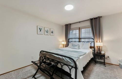 3 Bed 2 Bath Home w 2 Car Garage & Fitness Room - Foto 23