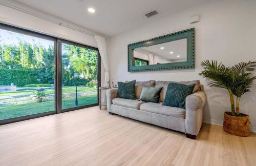 The Garden House Hot Tub Pool and Lush Garden Oasis - Foto 8