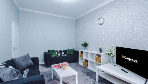 Spacious 4 Bed in Birmingham by 53 Degrees Property, Ideal for Business or Families, Games Room! - Foto 5