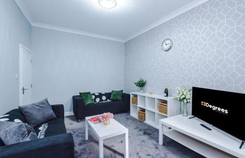 Spacious 4 Bed in Birmingham by 53 Degrees Property, Ideal for Business or Families, Games Room! - Foto 5